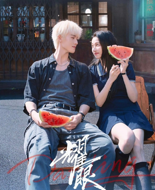 关晓彤李昀锐打高尔夫路透，合作《耀眼》青春 CP 感爆棚！