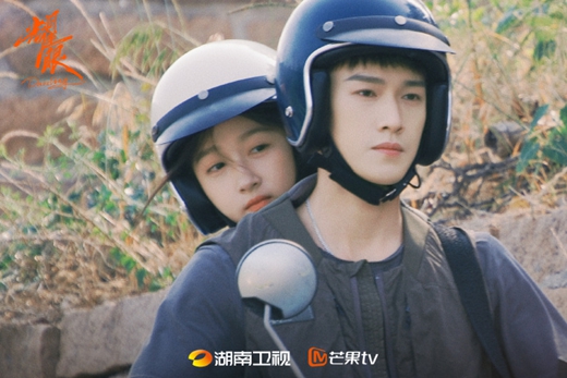 关晓彤李昀锐打高尔夫路透，合作《耀眼》青春 CP 感爆棚！