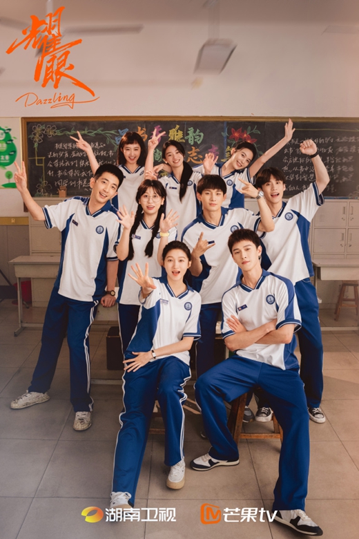 关晓彤李昀锐打高尔夫路透，合作《耀眼》青春 CP 感爆棚！