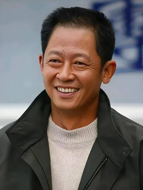 王志文带 17 岁儿子亮相,五官像复制粘贴,网友:这反差感像隔了代