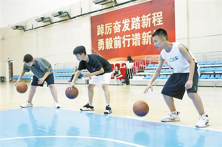 暑假运动“热” 少年健身忙