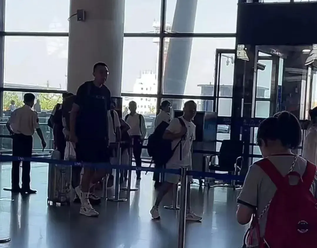 辽宁男篮前往济南参加教学赛，韩德君随队一起，第二天邹平有活动