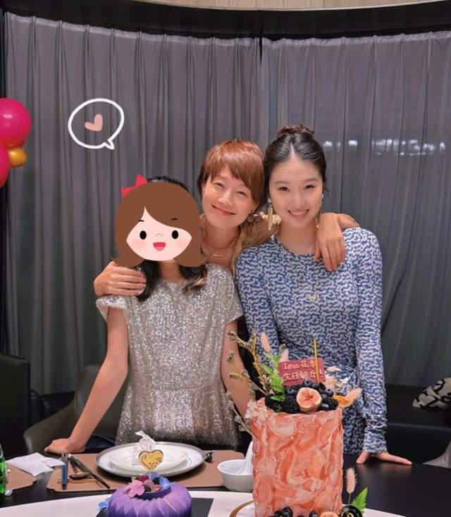 文章踢球被偶遇，无名指戴戒指疑似再婚，身材很瘦但脸部发腮严重