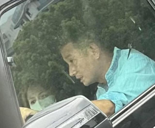 文章踢球被偶遇，无名指戴戒指疑似再婚，身材很瘦但脸部发腮严重