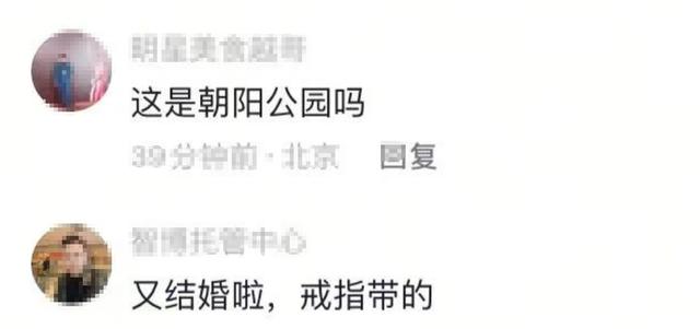 文章踢球被偶遇，无名指戴戒指疑似再婚，身材很瘦但脸部发腮严重