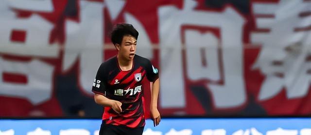 喜讯！王钰栋国青队友亮相荷乙首轮联赛观战，已被邓伯什签下