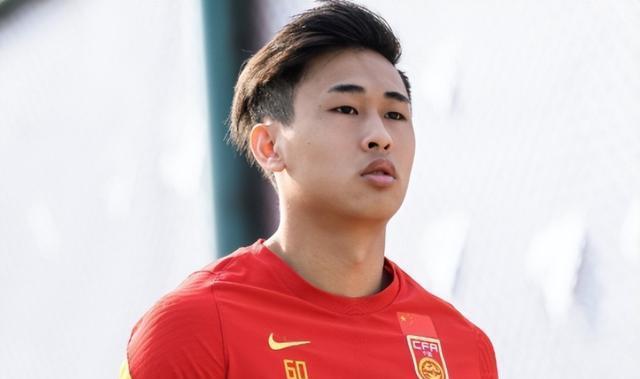 喜讯！王钰栋国青队友亮相荷乙首轮联赛观战，已被邓伯什签下