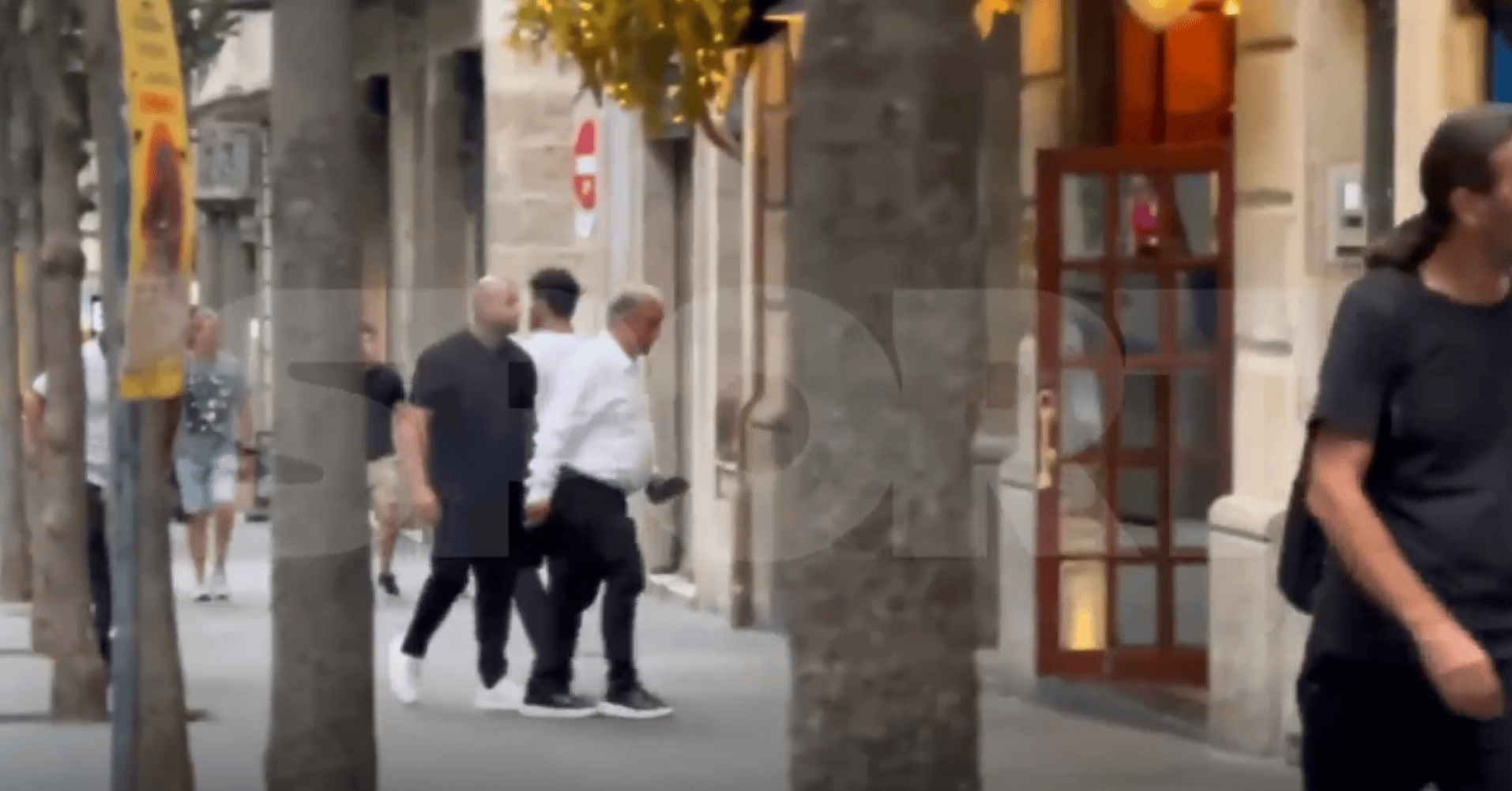 每体：拉波尔塔与经纪人扎哈维会面，二人关系良好