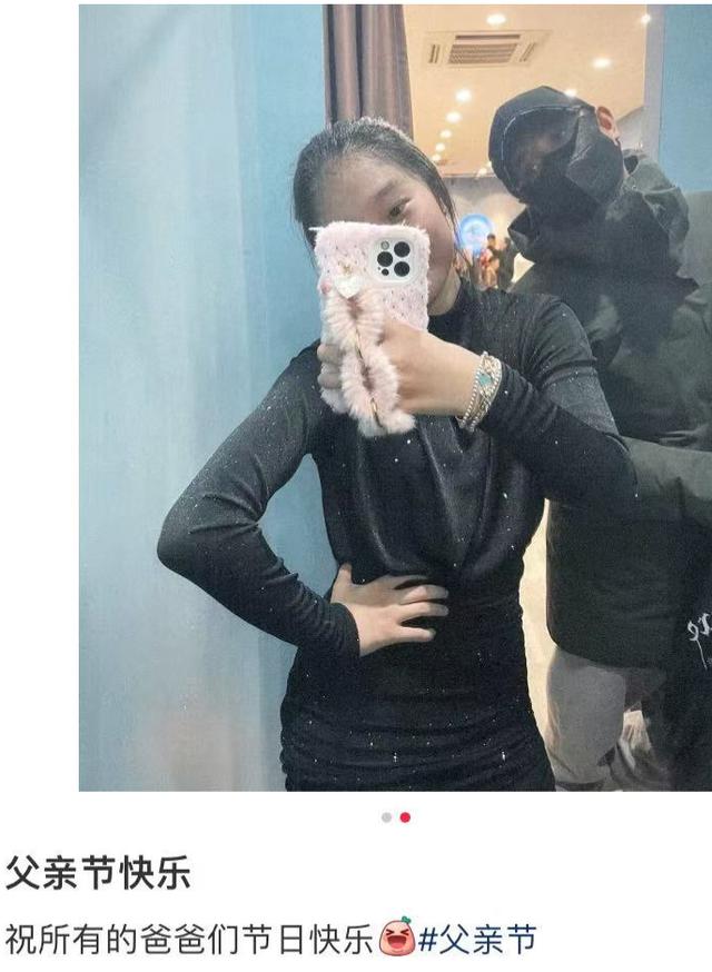 文章踢球被偶遇，无名指戴戒指疑似再婚，身材很瘦但脸部发腮严重