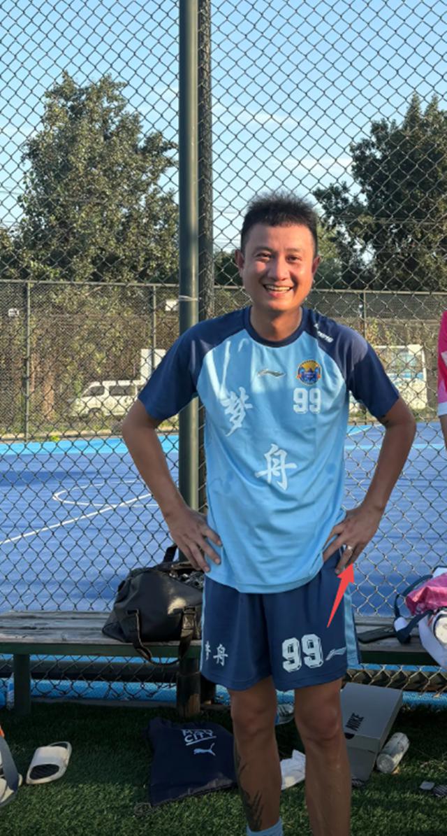 文章踢球被偶遇，无名指戴戒指疑似再婚，身材很瘦但脸部发腮严重