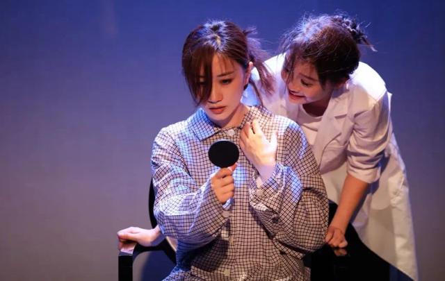 文章踢球被偶遇，无名指戴戒指疑似再婚，身材很瘦但脸部发腮严重