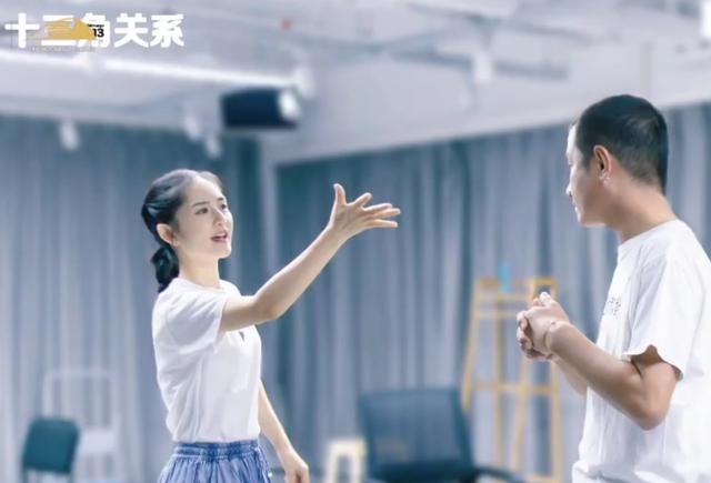 文章踢球被偶遇，无名指戴戒指疑似再婚，身材很瘦但脸部发腮严重