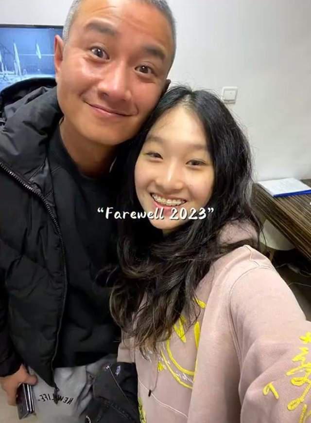 文章踢球被偶遇，无名指戴戒指疑似再婚，身材很瘦但脸部发腮严重