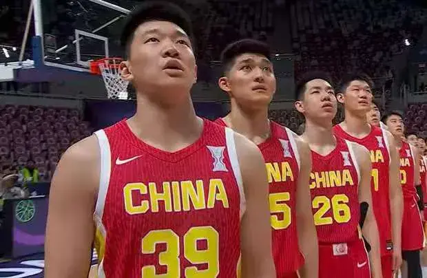 王俊杰15分，争议之人爆发，中国男篮半场46:35领先，晋级希望大