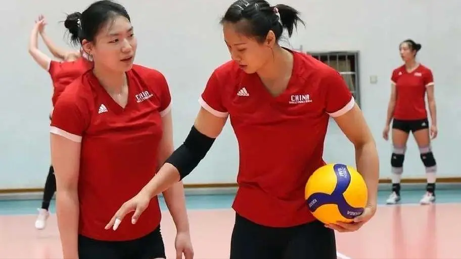 女排世锦赛海报被吐槽！中国塞尔维亚实力被低估，二流球员占C位