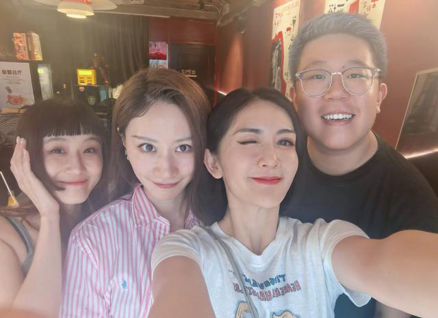 文章踢球被偶遇，无名指戴戒指疑似再婚，身材很瘦但脸部发腮严重