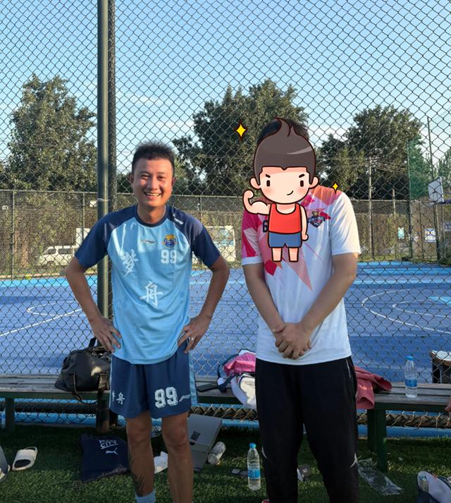 文章踢球被偶遇，无名指戴戒指疑似再婚，身材很瘦但脸部发腮严重