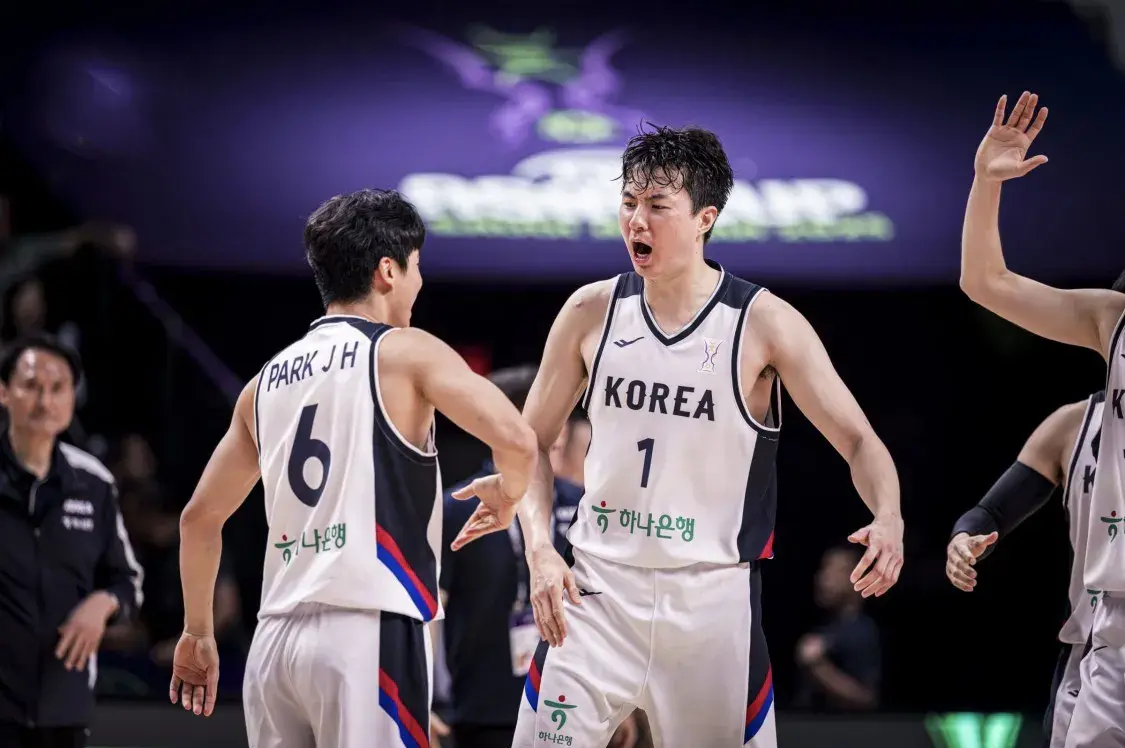 王俊杰15分，争议之人爆发，中国男篮半场46:35领先，晋级希望大