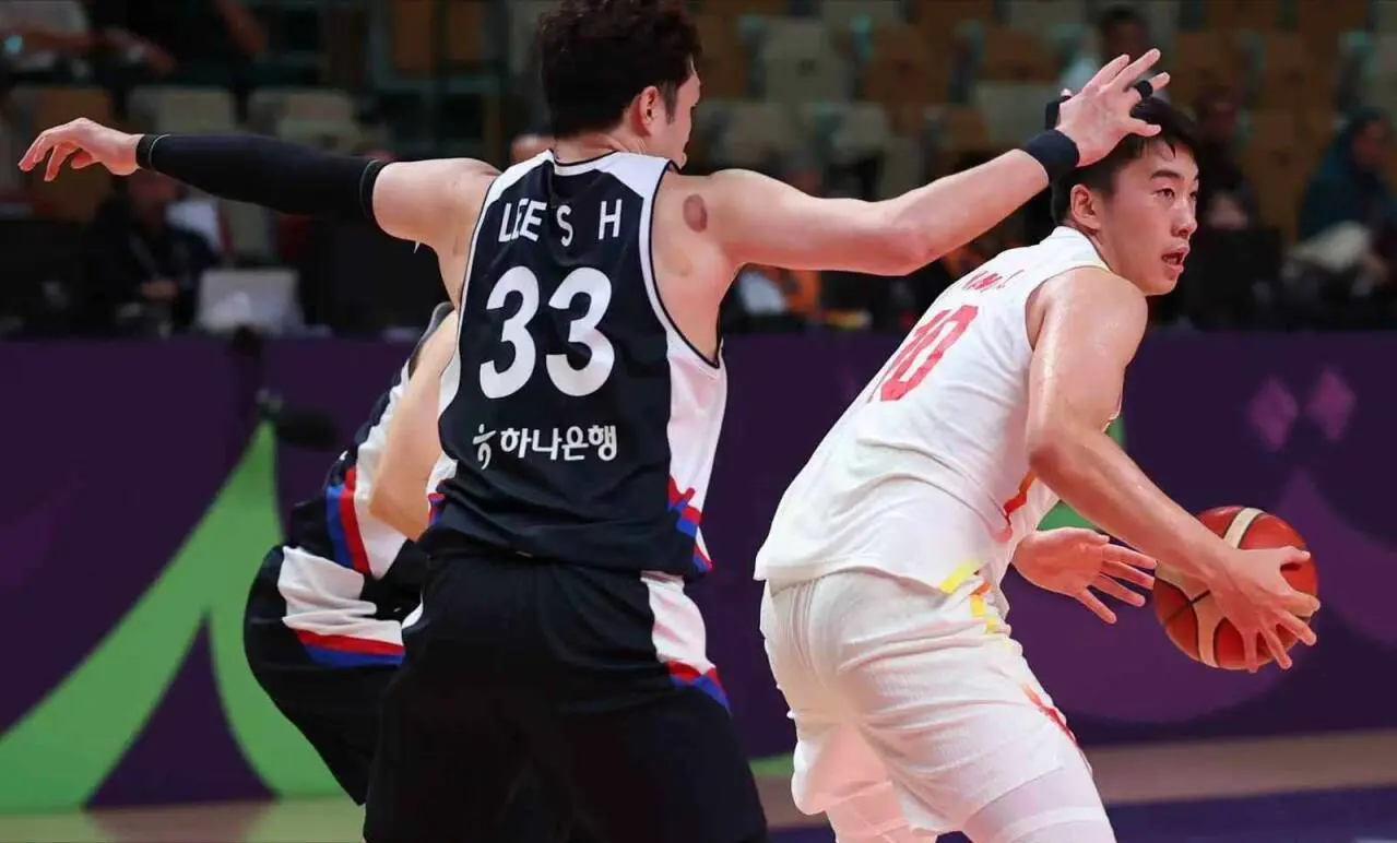 中国男篮8分赢下韩国！大秋23+11，高诗岩5犯，他是全场最大亮点
