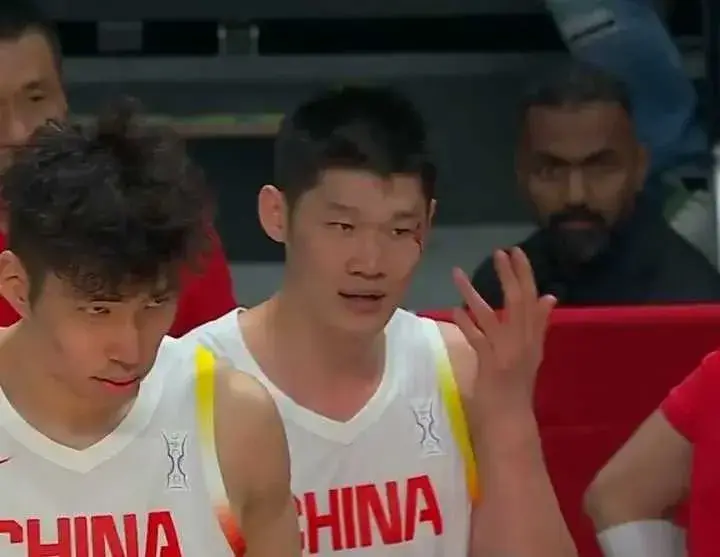 铁血胡金秋！拼到眼角出血无愧MVP，中国男篮大功臣，郭士强心疼