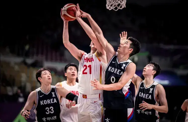 铁血胡金秋！拼到眼角出血无愧MVP，中国男篮大功臣，郭士强心疼