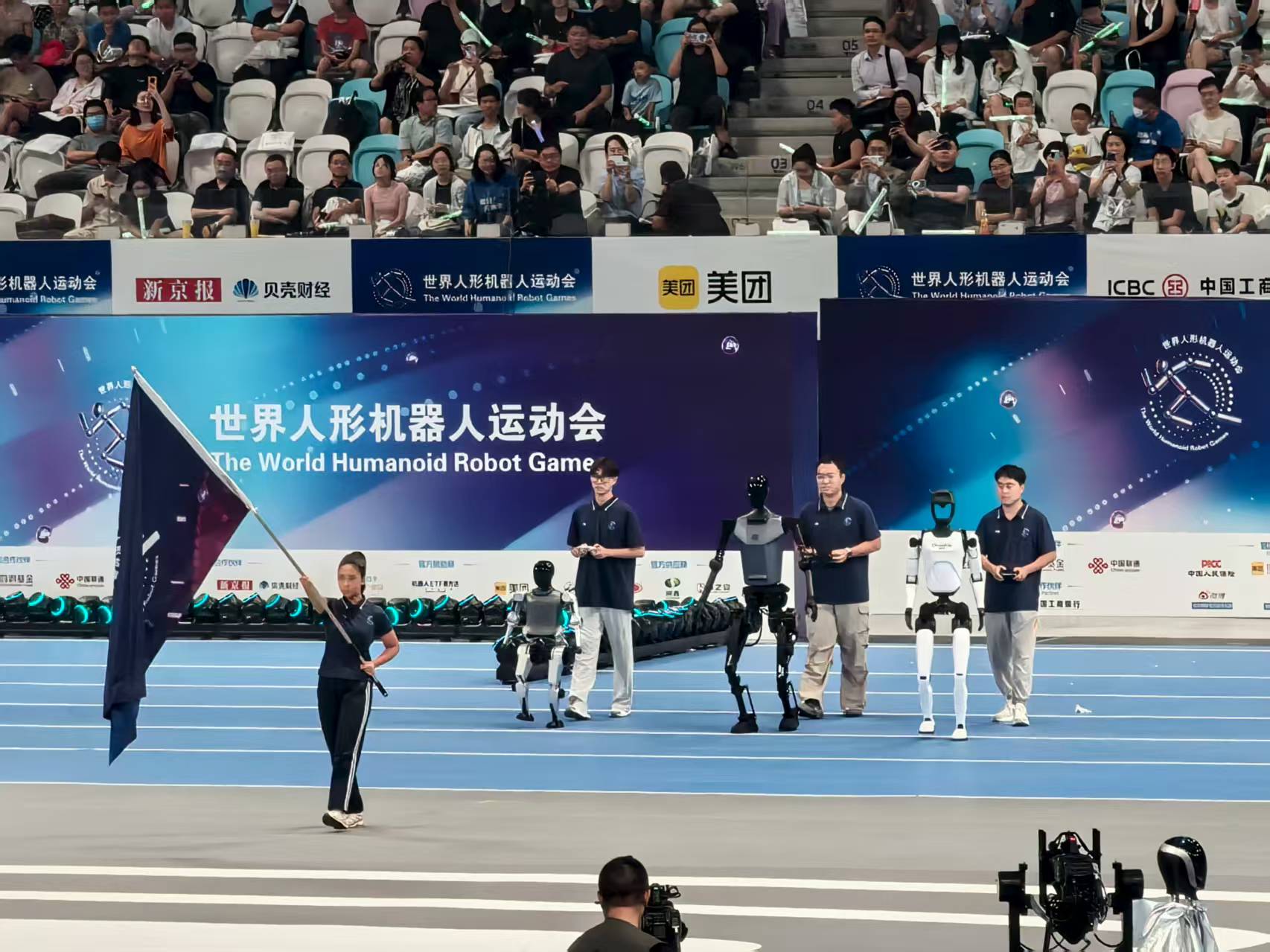胡兵与机器人走秀，史上首次机器人自主走方阵，2025世界人形机器人运动会开幕！