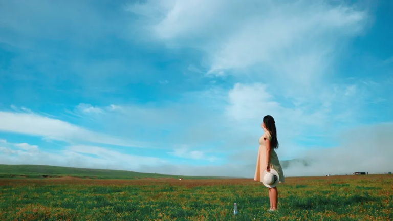 曹德旺说：“当你一天能赚到两三万后，你就会发现，通过勤劳根本发不了大财，他只能解决温饱。发大财靠得是脑子和眼光，还有机遇”