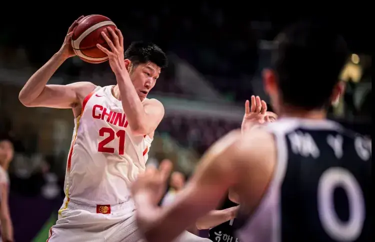铁血胡金秋！拼到眼角出血无愧MVP，中国男篮大功臣，郭士强心疼_1