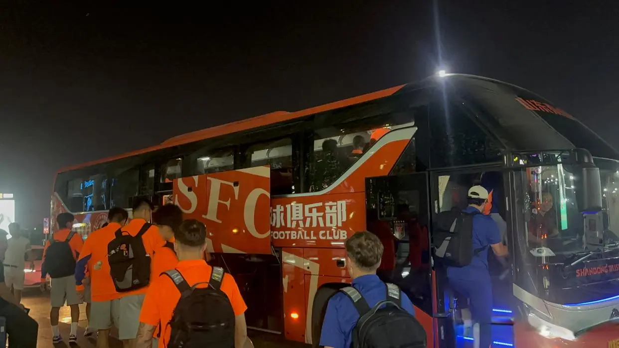 折腾！泰山队航班延误，全队抵达机场后又返回俱乐部，去深圳太难
