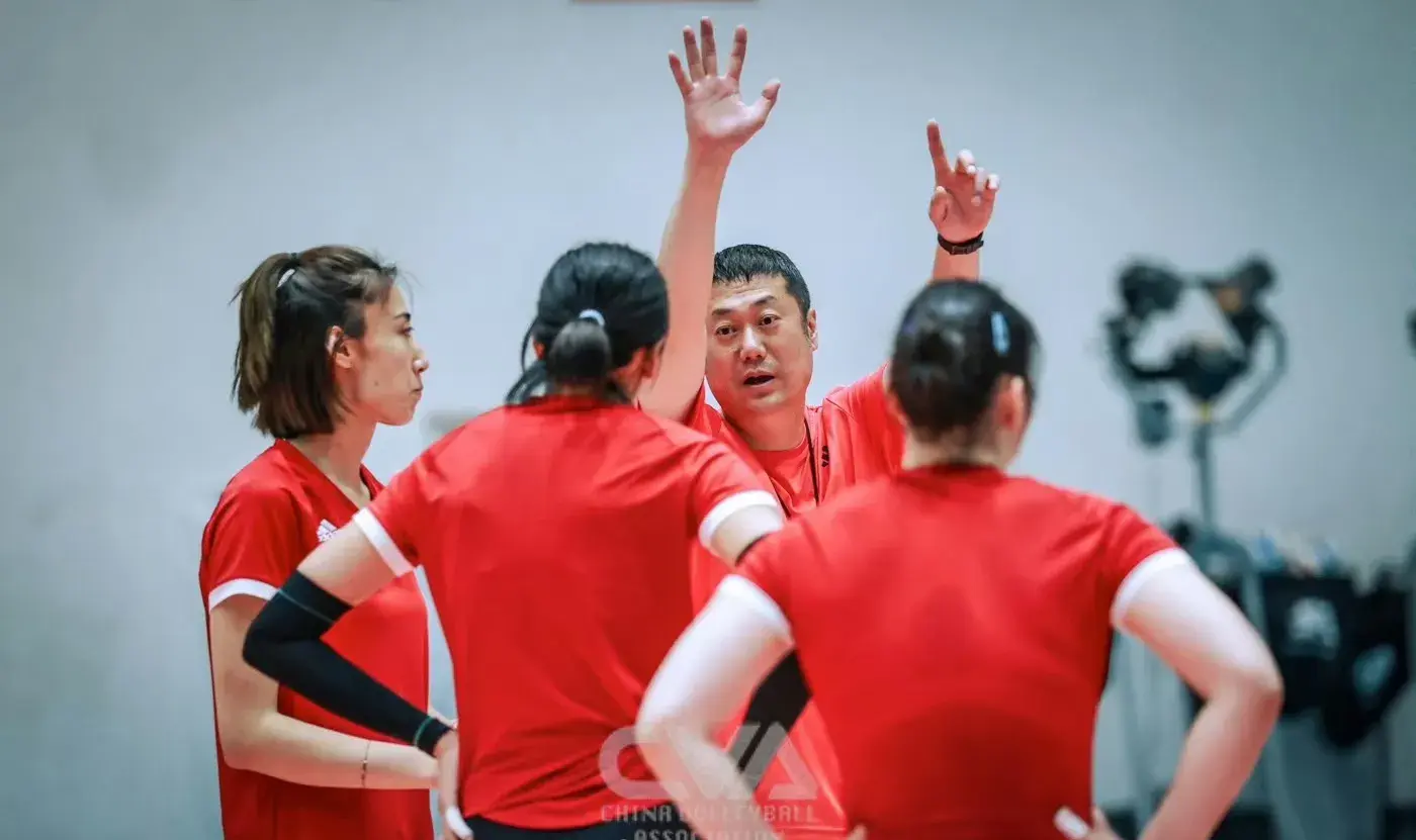 中国女排集训收官！杨昊发文感慨，张籽萱被庆生，热身赛战泰国