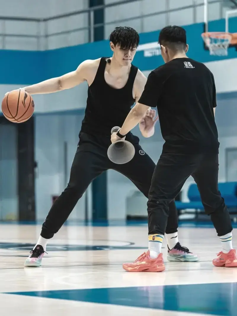 曾凡博晒最新动态，变壮了，信心满满冲NBA，郭士强却发掘王俊杰