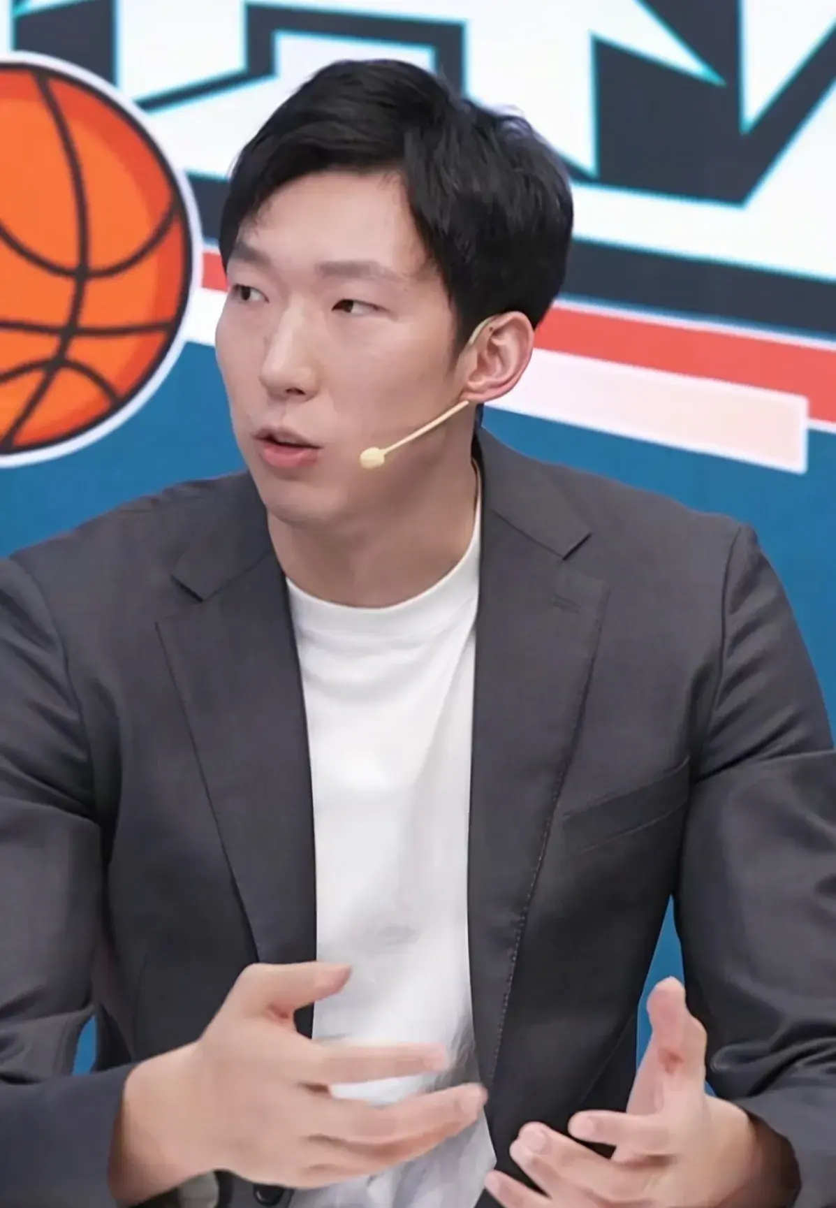 周琦解说：这球运得有点太多，正负值说明了很多问题，喜欢高诗岩