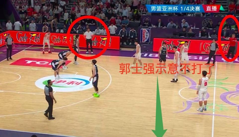 最后7.8秒领先8分，郭士强示意不打了，韩国主教练输球又输人