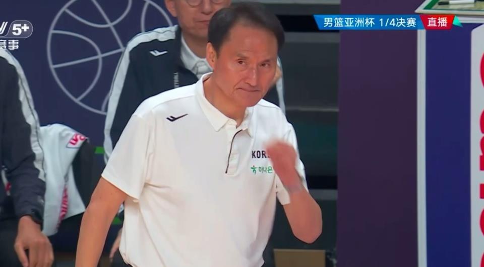 最后7.8秒领先8分，郭士强示意不打了，韩国主教练输球又输人