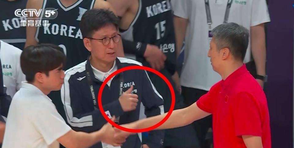 最后7.8秒领先8分，郭士强示意不打了，韩国主教练输球又输人