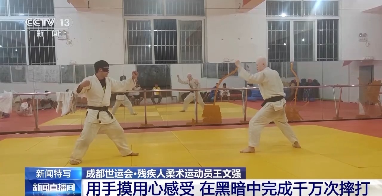 当视力被剥夺时 他用手摸出来一个世界亚军