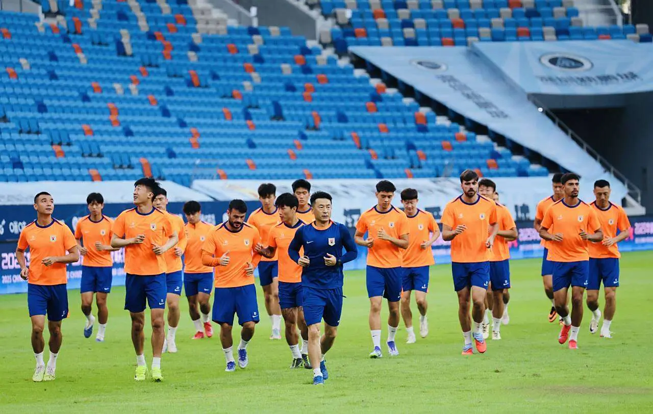 泰山队赛前22人合练，四外援参加，中场主力缺席，年轻人等待机会