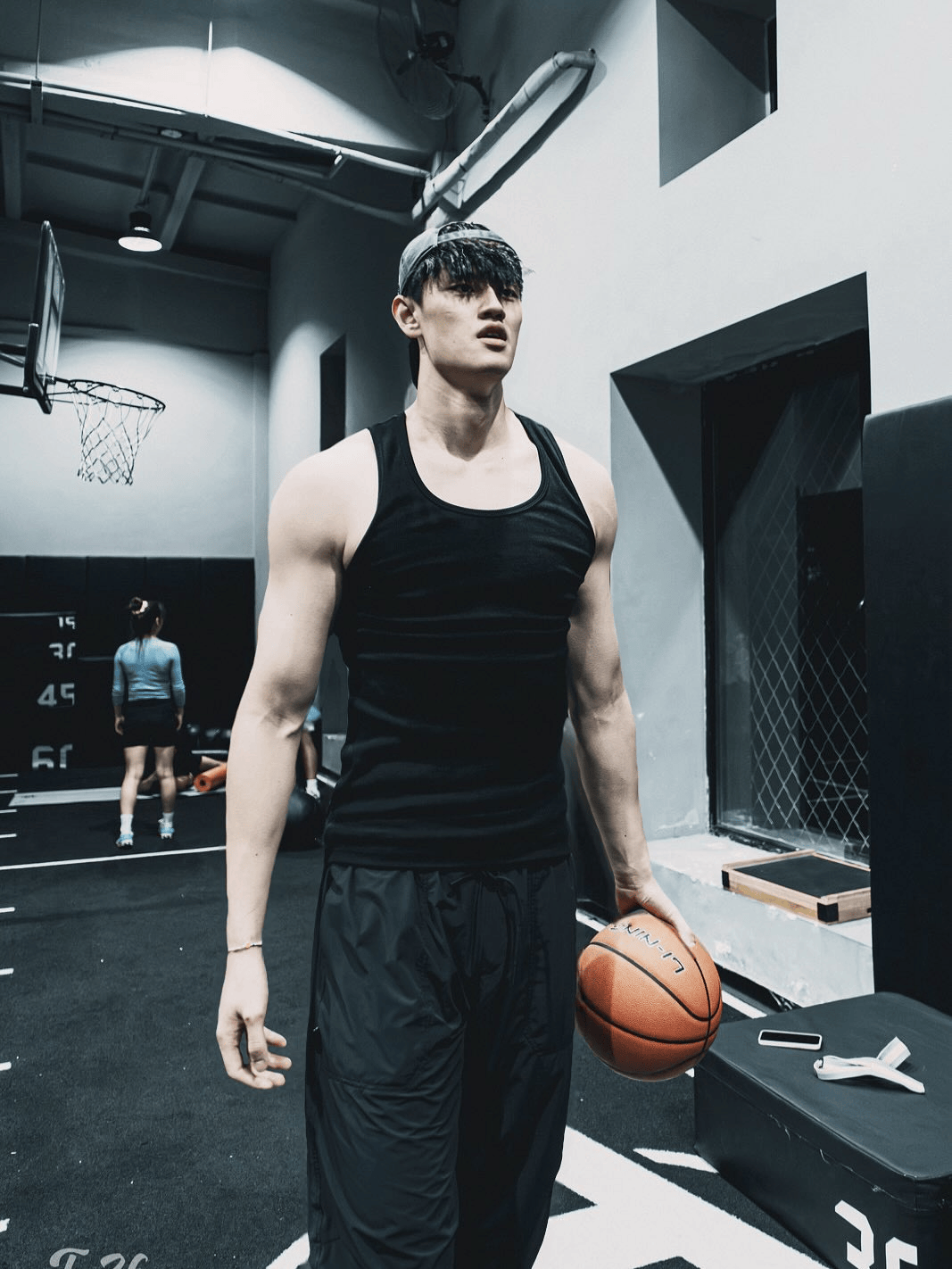 曾凡博更新社媒，分享球场训练照片：Step through