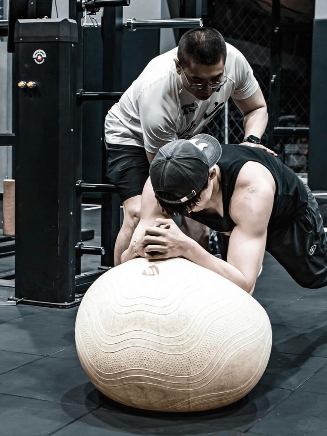 曾凡博更新社媒，分享球场训练照片：Step through