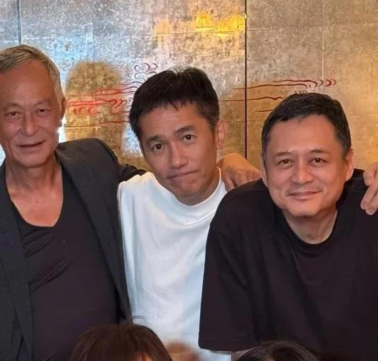 梁朝伟周润发两家聚餐,刘嘉玲状态赢陈荟莲,63岁梁朝伟有少年气