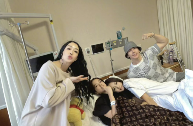 54岁钟丽缇女儿Jaden打排球受伤，大腿韧带撕裂需做手术，继父张伦硕贴身照顾感动网友