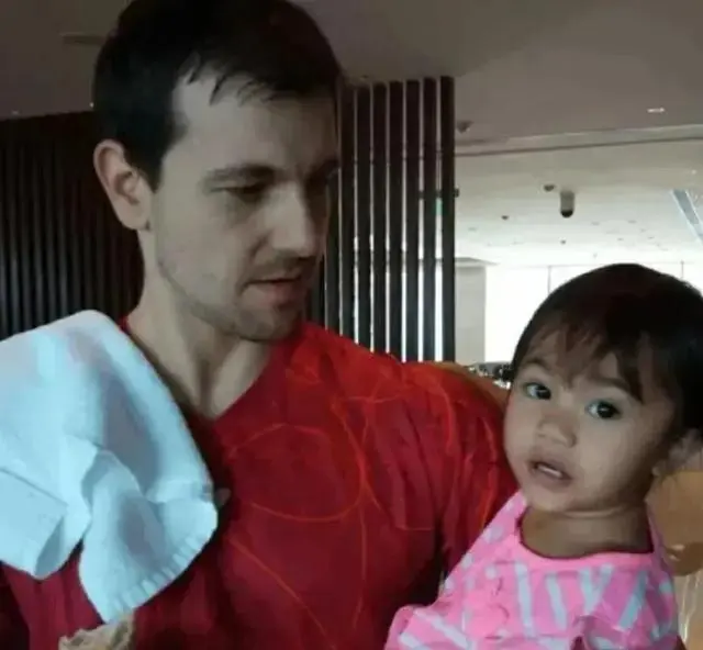 波尔和妻子合影，妻子是亚裔理发师，颜值普通，波尔却宠爱有加