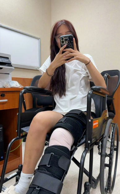 54岁钟丽缇女儿Jaden打排球受伤，大腿韧带撕裂需做手术，继父张伦硕贴身照顾感动网友