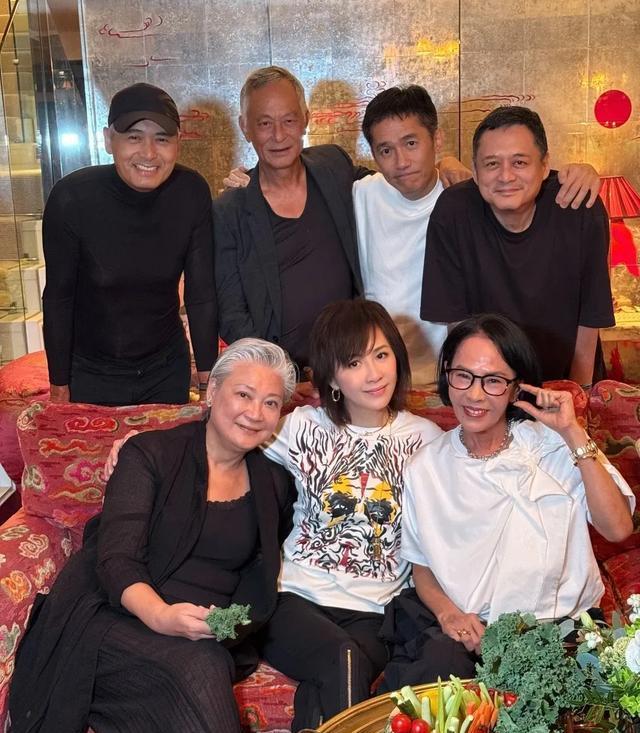 梁朝伟周润发两家聚餐，刘嘉玲状态赢陈荟莲，63岁梁朝伟有少年气