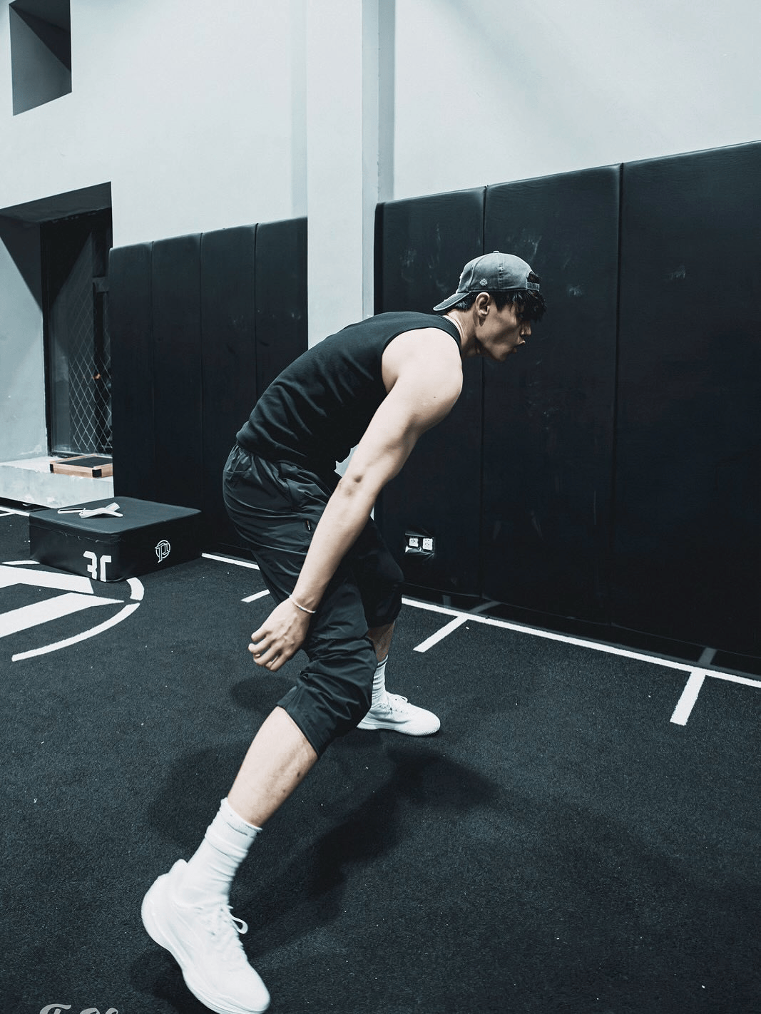 曾凡博更新社媒，分享球场训练照片：Step through