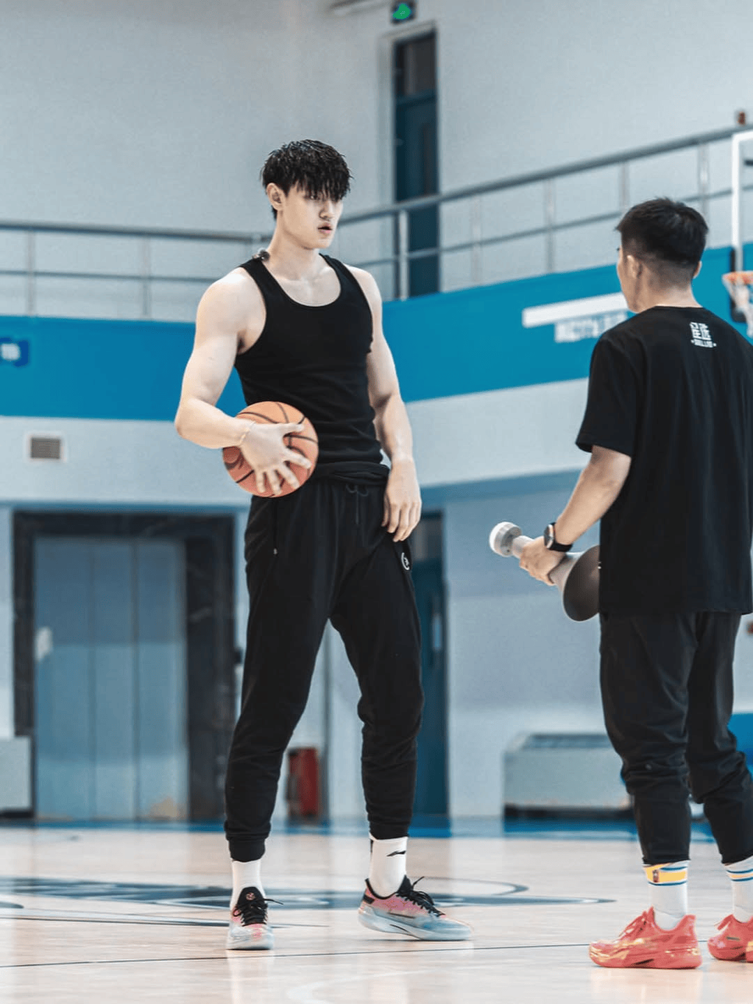 曾凡博更新社媒，分享球场训练照片：Step through