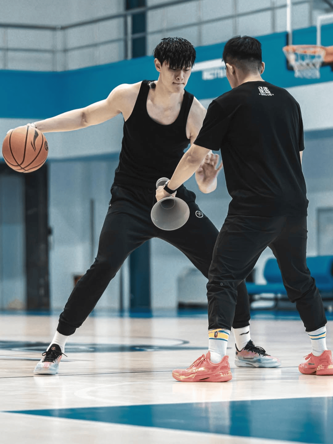 曾凡博更新社媒，分享球场训练照片：Step through