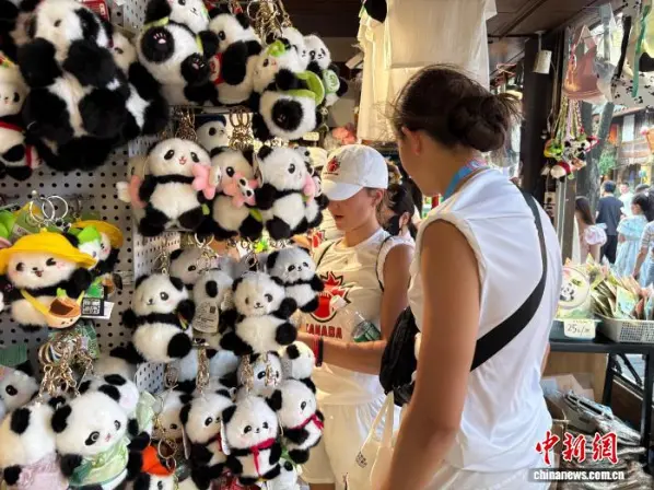 成都世运会丨外籍涉赛人士零距离感受成都烟火气：火锅太辣了，但超美味