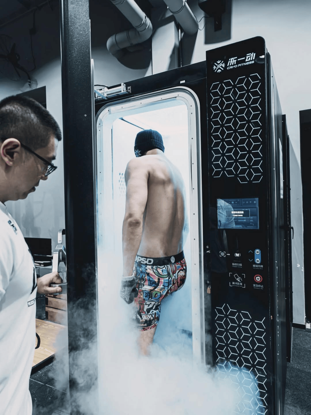 曾凡博更新社媒，分享球场训练照片：Step through