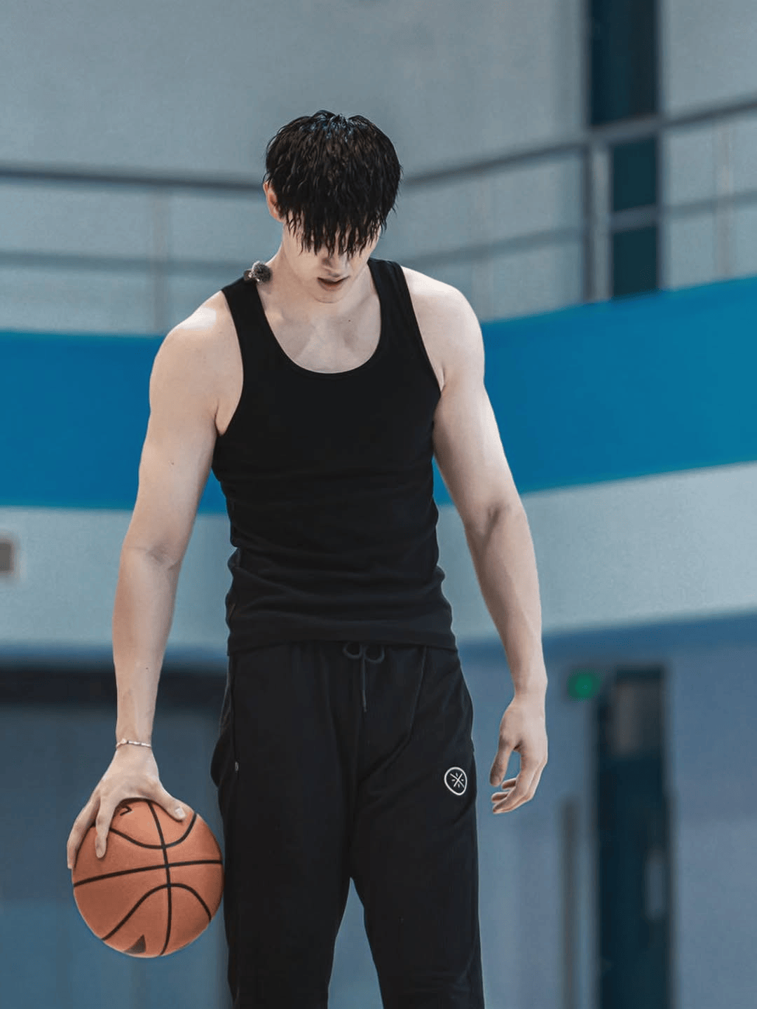 曾凡博更新社媒，分享球场训练照片：Step through